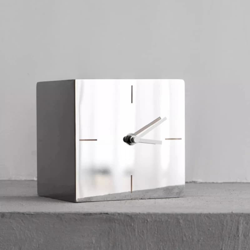 Orologio da parete a specchio in acciaio inossidabile Bauhaus Orologi decorativi silenziosi Decorazioni per la casa moderne Orologio da tavolo elegante per ornamenti da ufficio