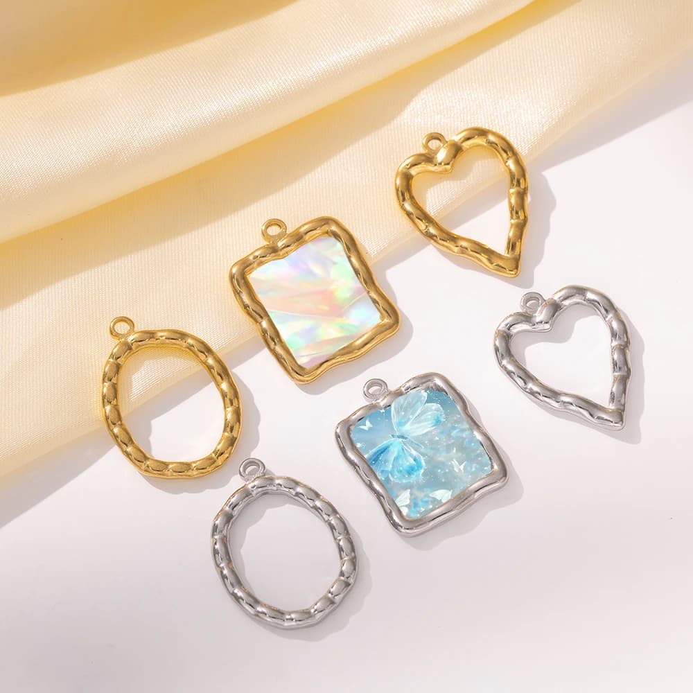 5 pendenti con castone rotondo a forma di cuore in acciaio inossidabile con apertura sul retro, ciondoli con cornice cava per la creazione di gioielli, artigianato fai da te, decorazioni per colata in resina