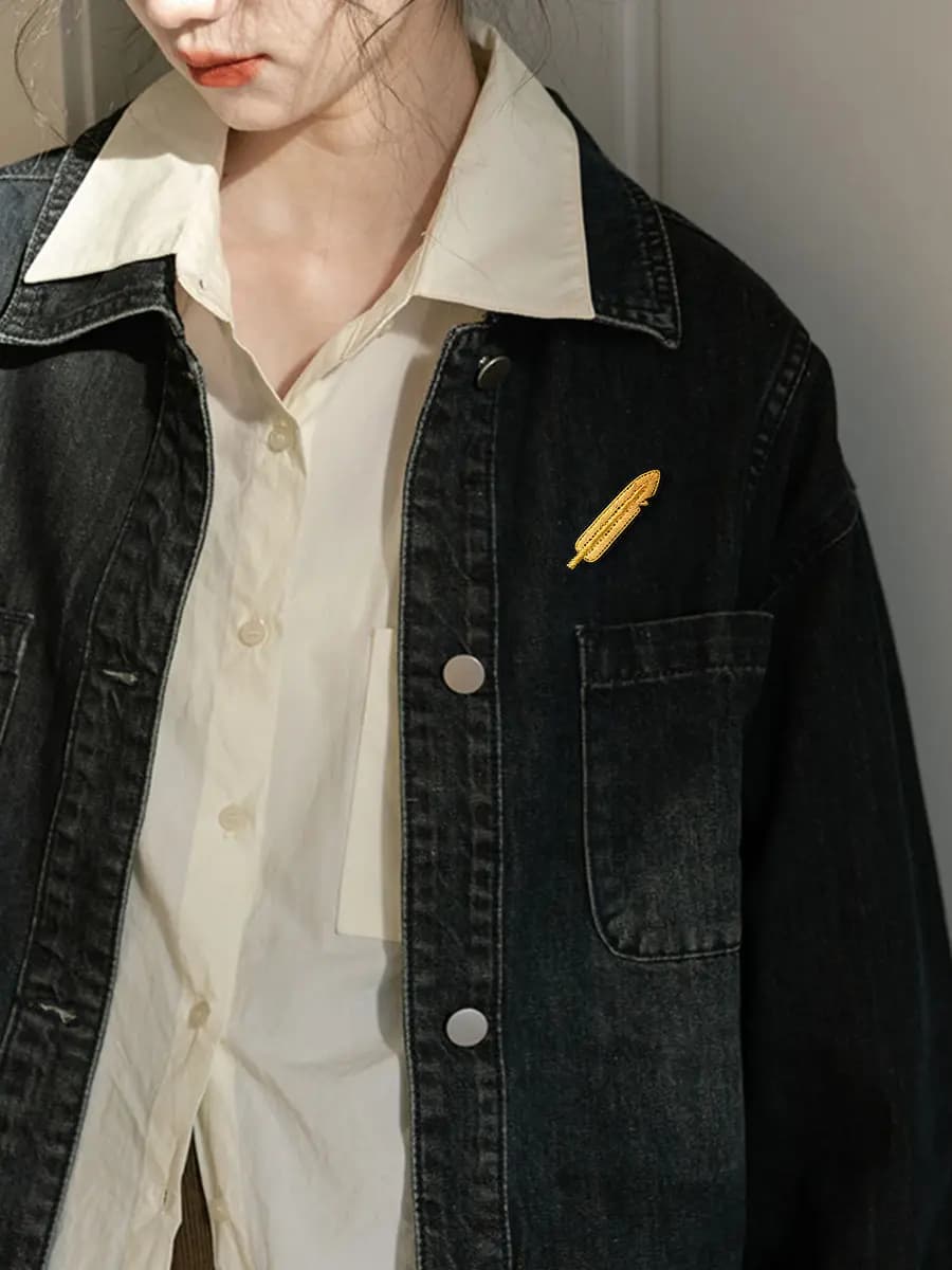 Spilla ricamata a mano con piuma, delicata spilla da risvolto, accessorio di tendenza per abiti, cappelli e borse