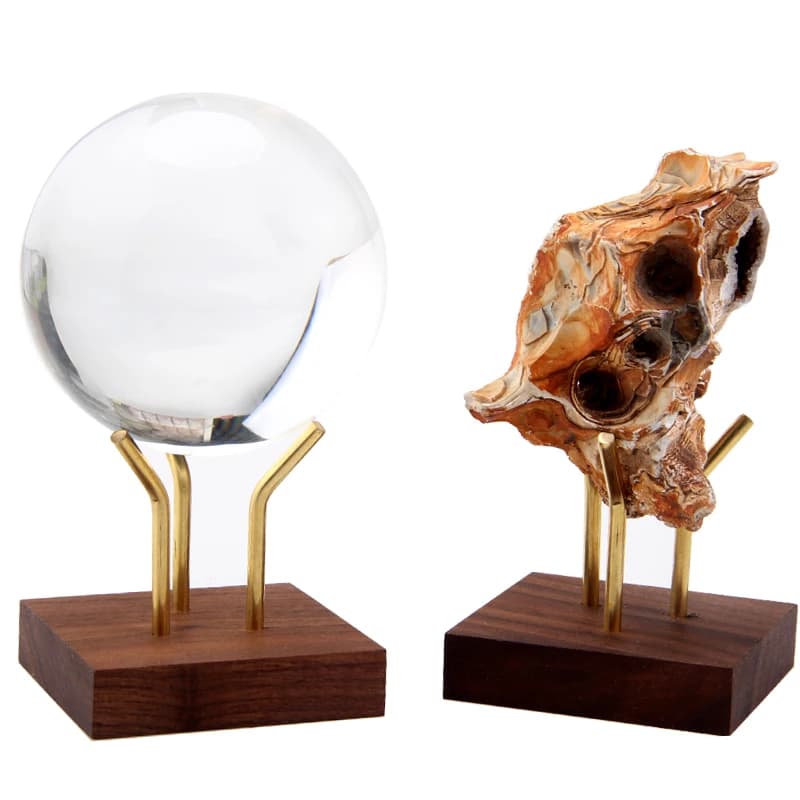 Nuovo arrivo: Piccolo supporto in legno per sfera di cristallo con base in rame, espositore per palline da golf, porta gemme e sfera di cristallo.