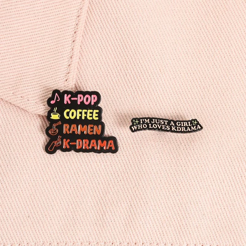 Set di Spille Smaltate K-Culture: Spille con Citazioni K-Pop e K-Drama, Distintivi da Bavero Divertenti e alla Moda, Regalo Originale per Amici