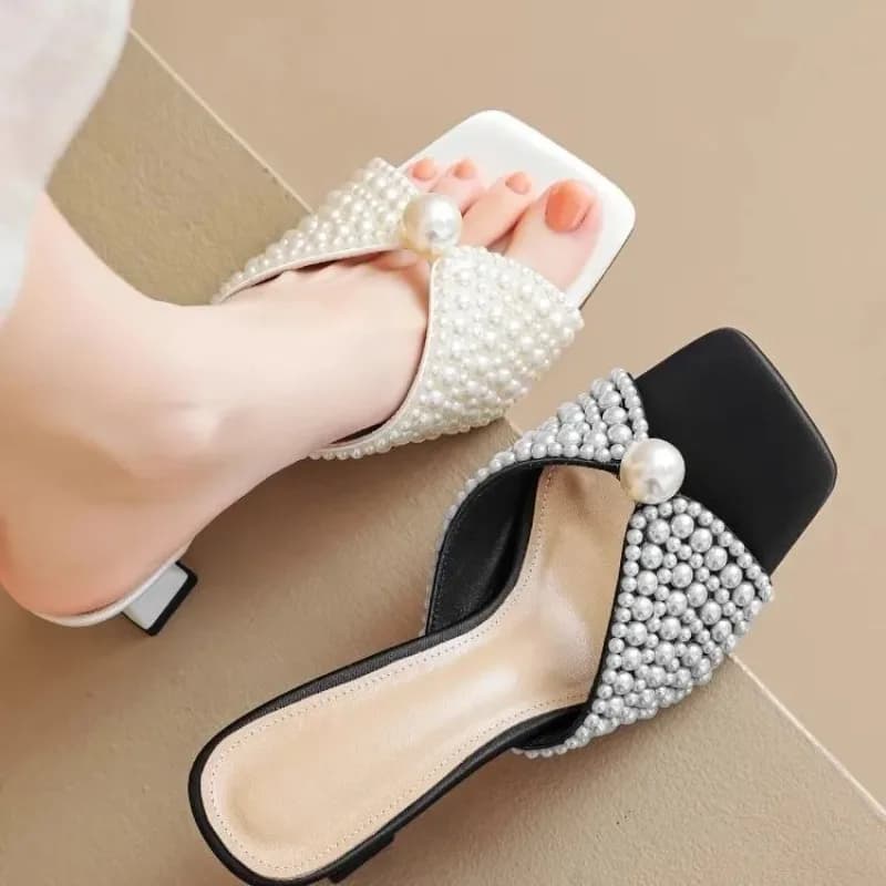 Mezze pantofole da donna Outward Wear 2025 Estate Nuova moda e versatile Temperamento di perle Mid-stiletto Open-toe Cool Drag