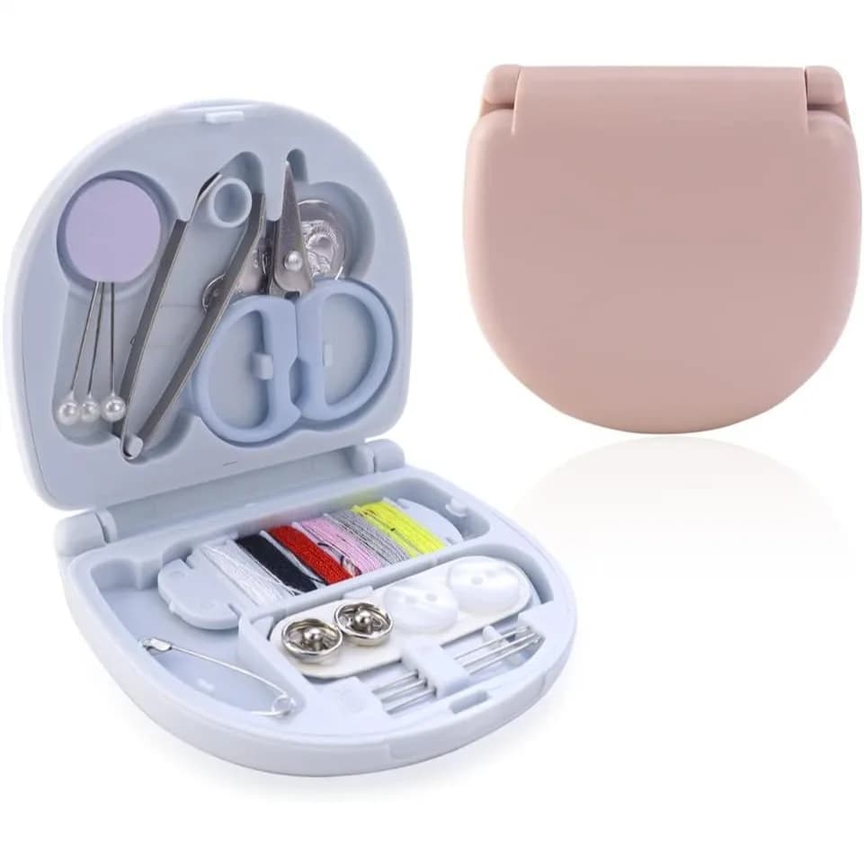 Kit da Cucito da Viaggio Mini, Confezione da 2 - Forniture Portatili con Forbici, Aghi, Fili per Riparazioni d'Emergenza, per Principianti