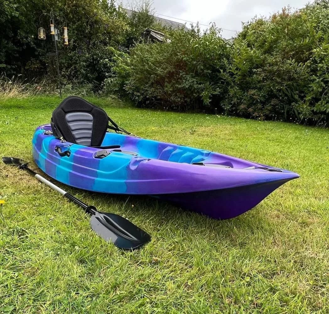 Sea Touring Paddle Kayak 9FT Lldpe Plastica CE Canoa Sedile singolo Pesca con pedali a mani libere per una persona