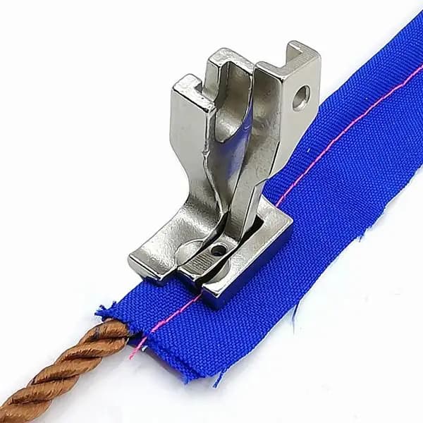 Macchina da cucire industriale auto sincrona materiale spesso Presser piede di rotolamento bordo della corda cucitura incastonata striscia di plastica dell'osso