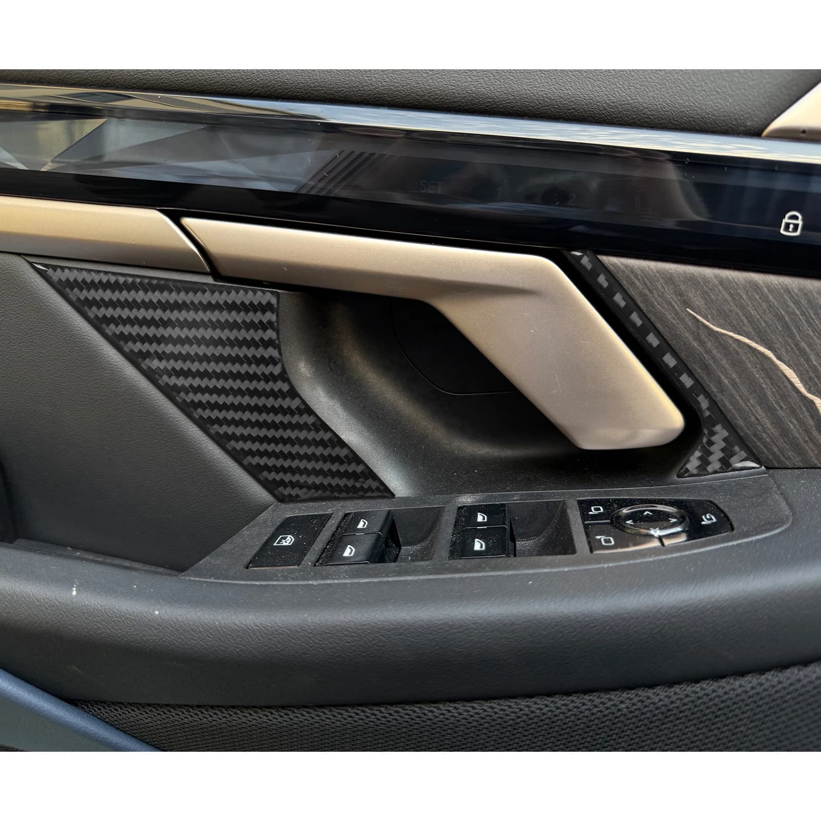 Porta interna in fibra di carbonio Maniglia interna Pannello di rivestimento Accessori auto Decal adesivo per BMW Serie 5 i5 G60 G68 2024+
