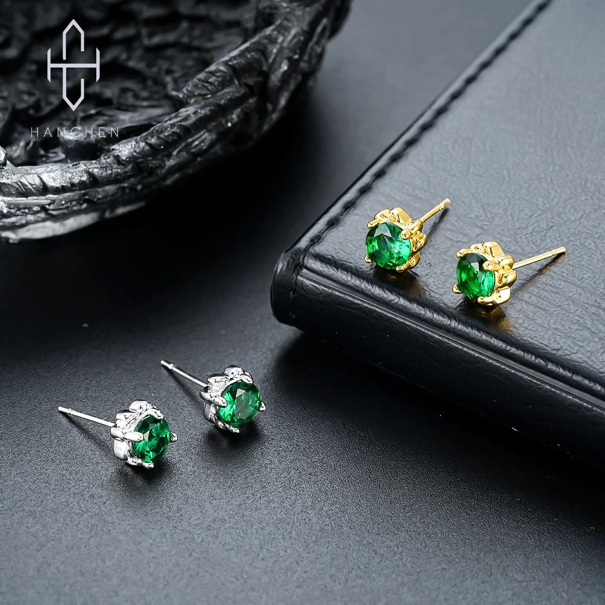One pair, four-claw green diamond zircon stud earrings, men's ruffian handsome, cool punk style, hip-hop unisex, low sensitivity and easy to wear, travel parties are versatile every day, gift giving