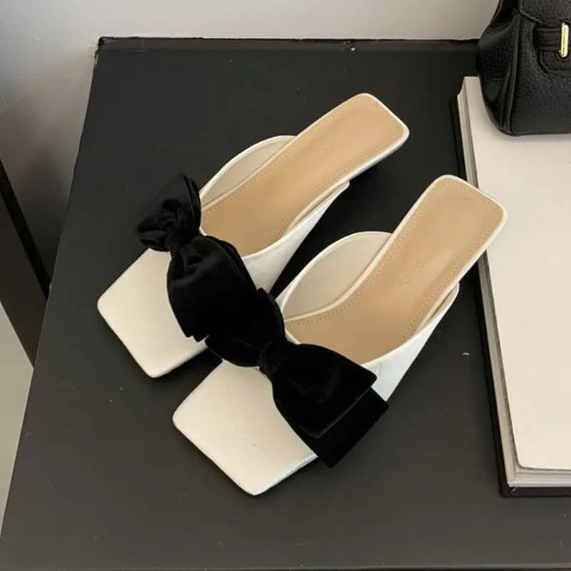 Pantofole nuove estive da donna Moda Testa quadrata Scarpe aperte con tacco alto Sandali eleganti con decorazione con nodo a farfalla