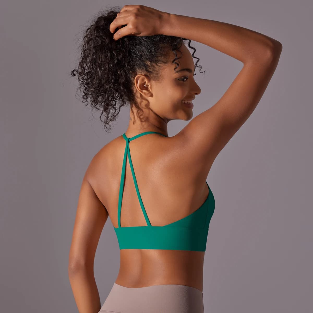 Gilet Yuga appeso al collo Decorazione triangolare Bellissimo top sportivo sul retro Top corto antiurto da donna Top fitness