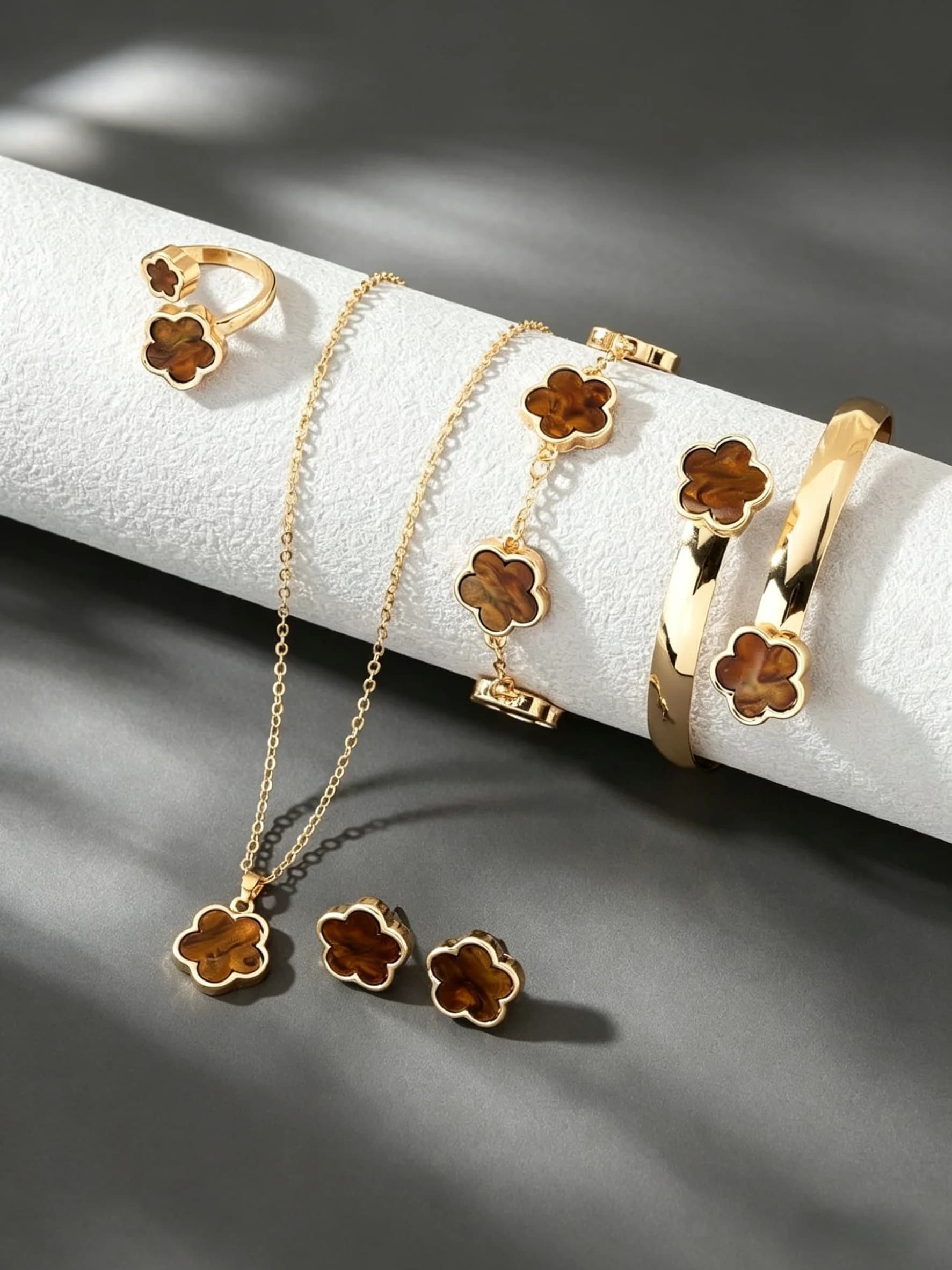 1 set di gioielli da donna: 1 collana con ciondolo a quadrifoglio portafortuna, 1 braccialetto, 1 paio di orecchini, 1 anello, 1 bracciale rigido