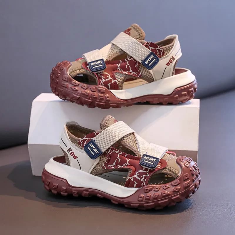 Sandali per bambini con punta chiusa, superficie in rete scavata, scarpe sportive antiscivolo con suola morbida, nuovo stile estivo 2025, casual sh