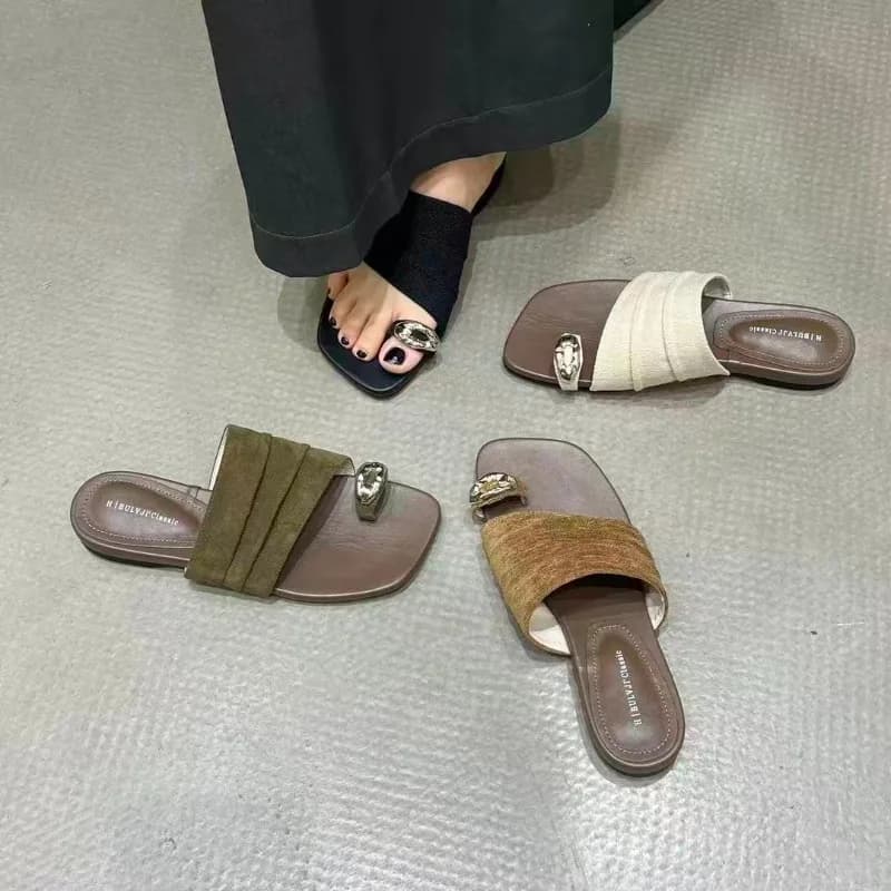 Super Soft Cool Drag Women Wear in Summer 2026 New Flat Bottom Niche Beautiful Toe Flip-flops
