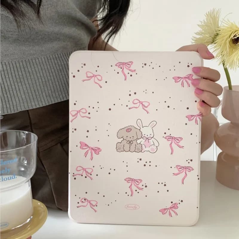 Supporto Girevole a 360° Portapenne con Fiocco e Coniglietto Kawaii, Custodia per Tablet iPad Pro 11/12.9/13 Air6/7/8 11/13 pollici 2026 M2 M3 M4 M5