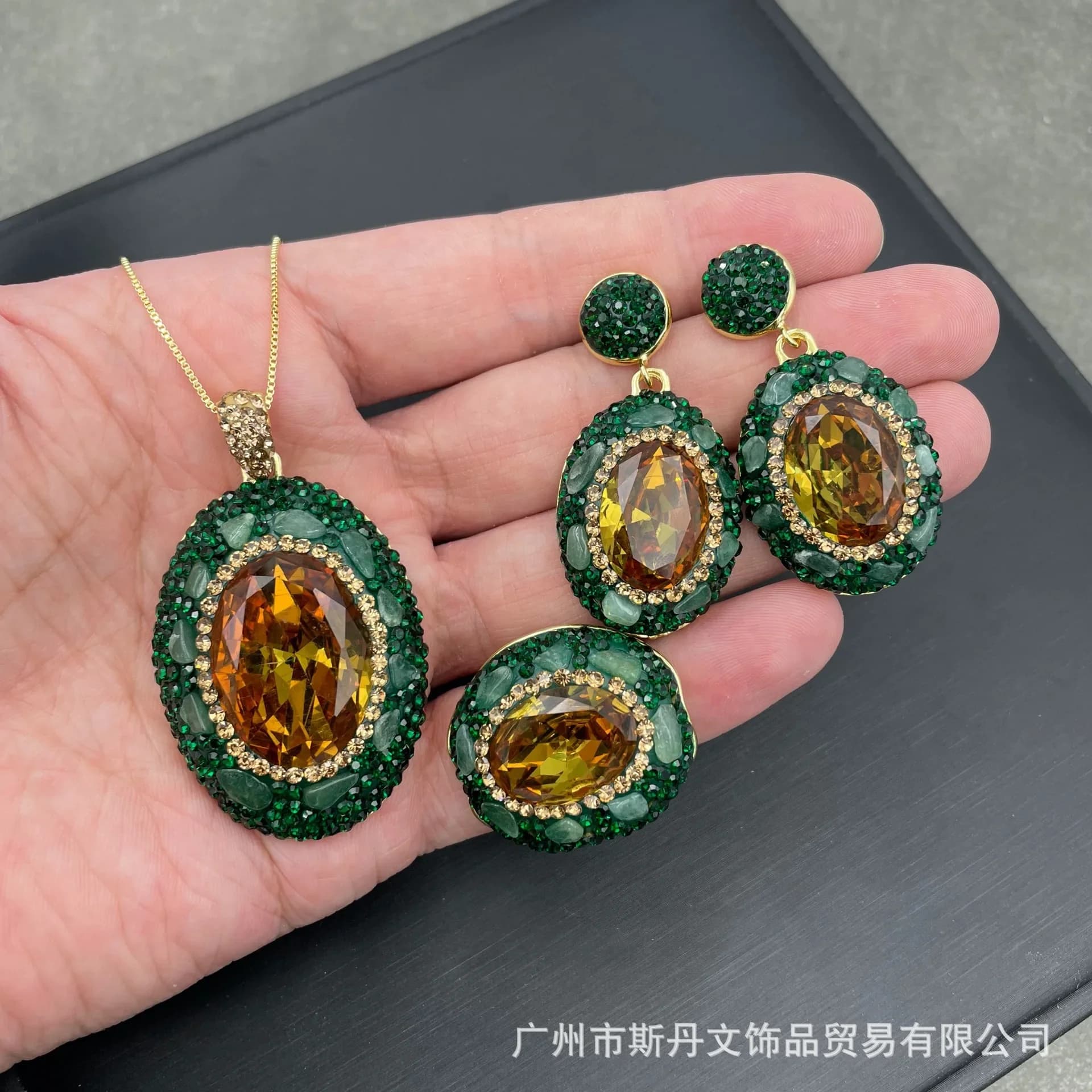 Pietra che cambia colore del sultanite turca intarsiata con collana ad anello in pietra Dongling, lusso leggero personalizzato europeo e americano