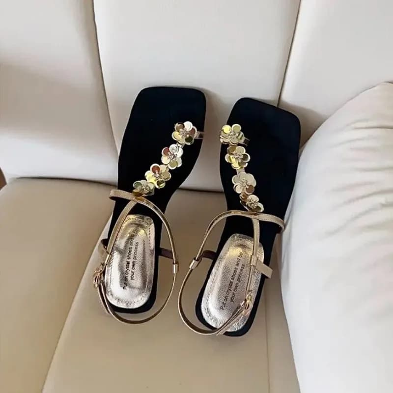 Infradito francesi con cinturino trasparente Scarpe da fata per capispalla, sandali piatti di fascia alta con strass nuovi estivi 2025