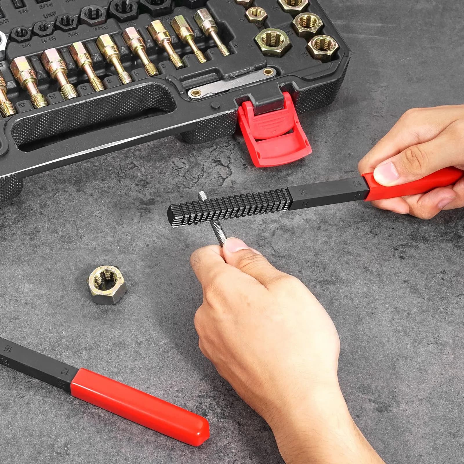 Set di 61 Pezzi per Riparazione Filettature, Strumento per Ripristinare Filettature UNC UNF e Metriche, Kit di Filettatura con 28 Maschi, 28 Filiere e 3 Lime per Filettature