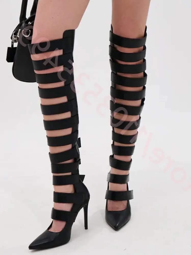 Stivali al ginocchio da donna sexy a punta nera 2025 Estate Nuovo stile Ins Tacchi a spillo da strada Cinghie cave Stivali da passerella per feste di moda