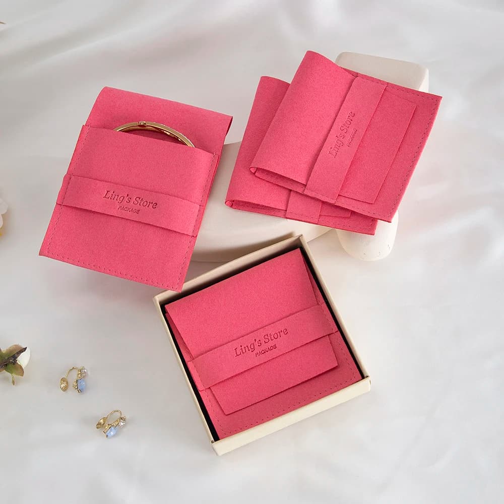 50/100 Pz Chic Logo Personalizzato Gioielli Striscia di Microfibra Borsa Rosa Beige Rosa Busta Anello di Velluto Orecchino Collana Del Pendente Sacchetto Della Vite Prigioniera