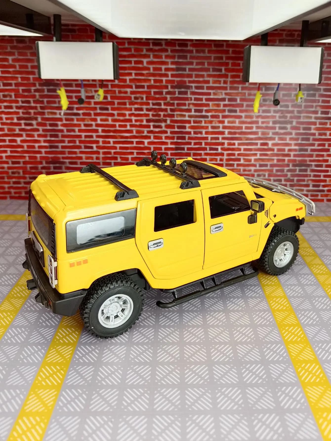 1:24 simulation Hummer H2 alloy model,doors and engine hood, trunk can be opened has sound and lighting suitable for collection