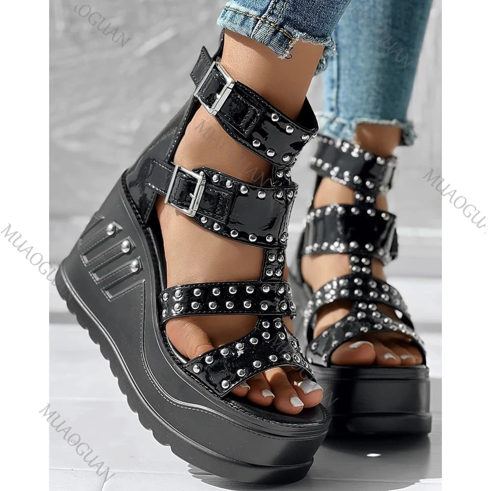 Sandali neri da donna alla moda con punta aperta, casual estivi, sexy, con rivetti, tacco spesso e fibbia alla caviglia