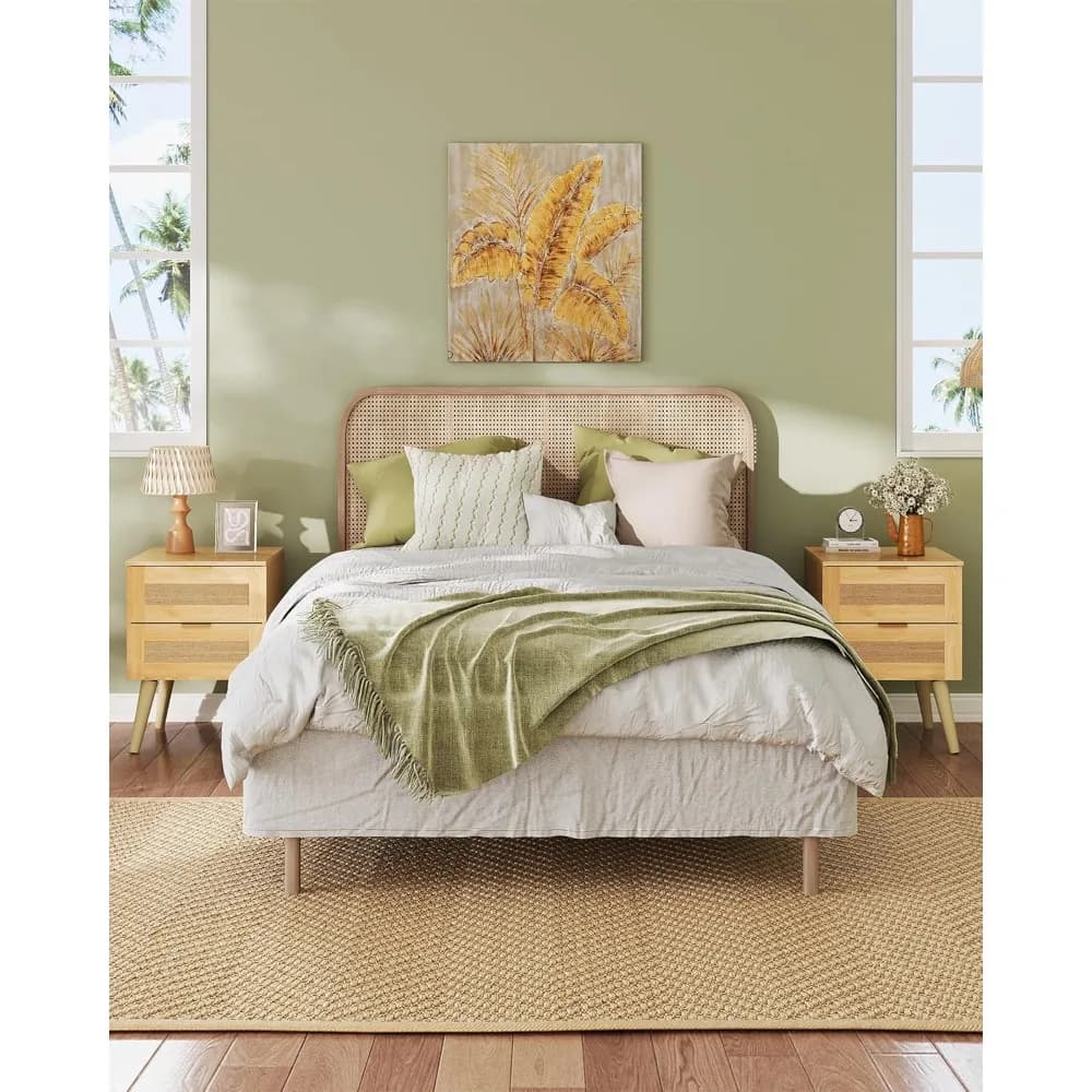 Un set di due comodini in legno, un set di comodini con 2 cassetti decorativi in vimini e un tavolino con gambe solide