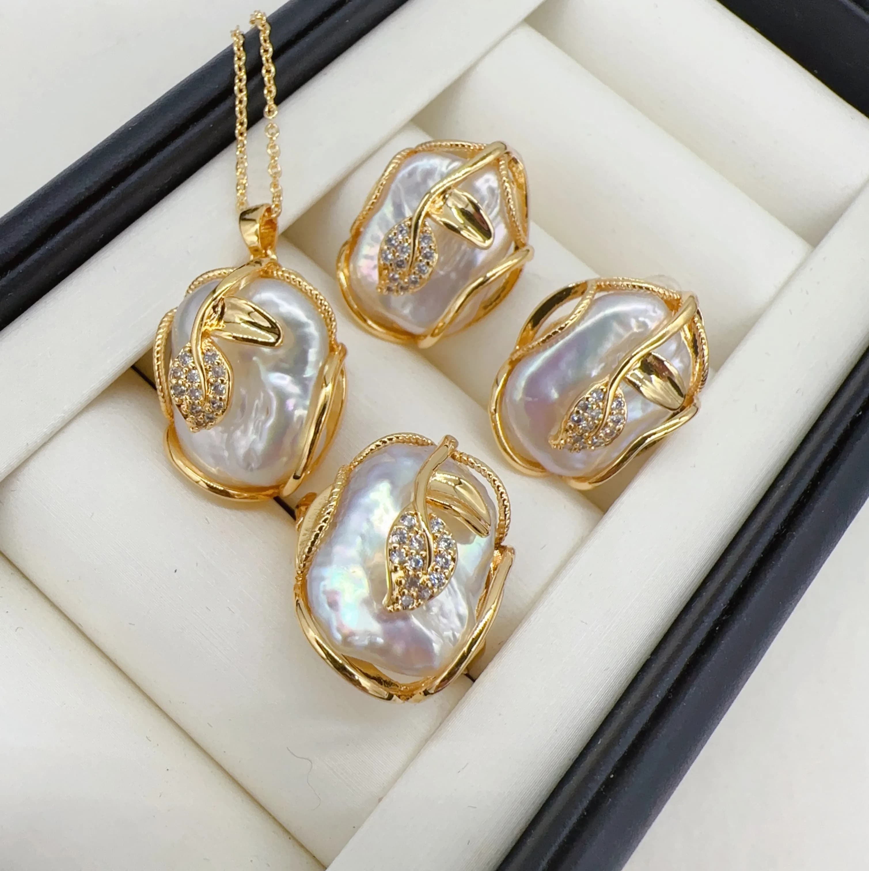Nuovo arrivo grandi set di gioielli di perle barocche placcate in oro 18 carati collana di perle d'acqua dolce naturali orecchini anelli per le donne regalo