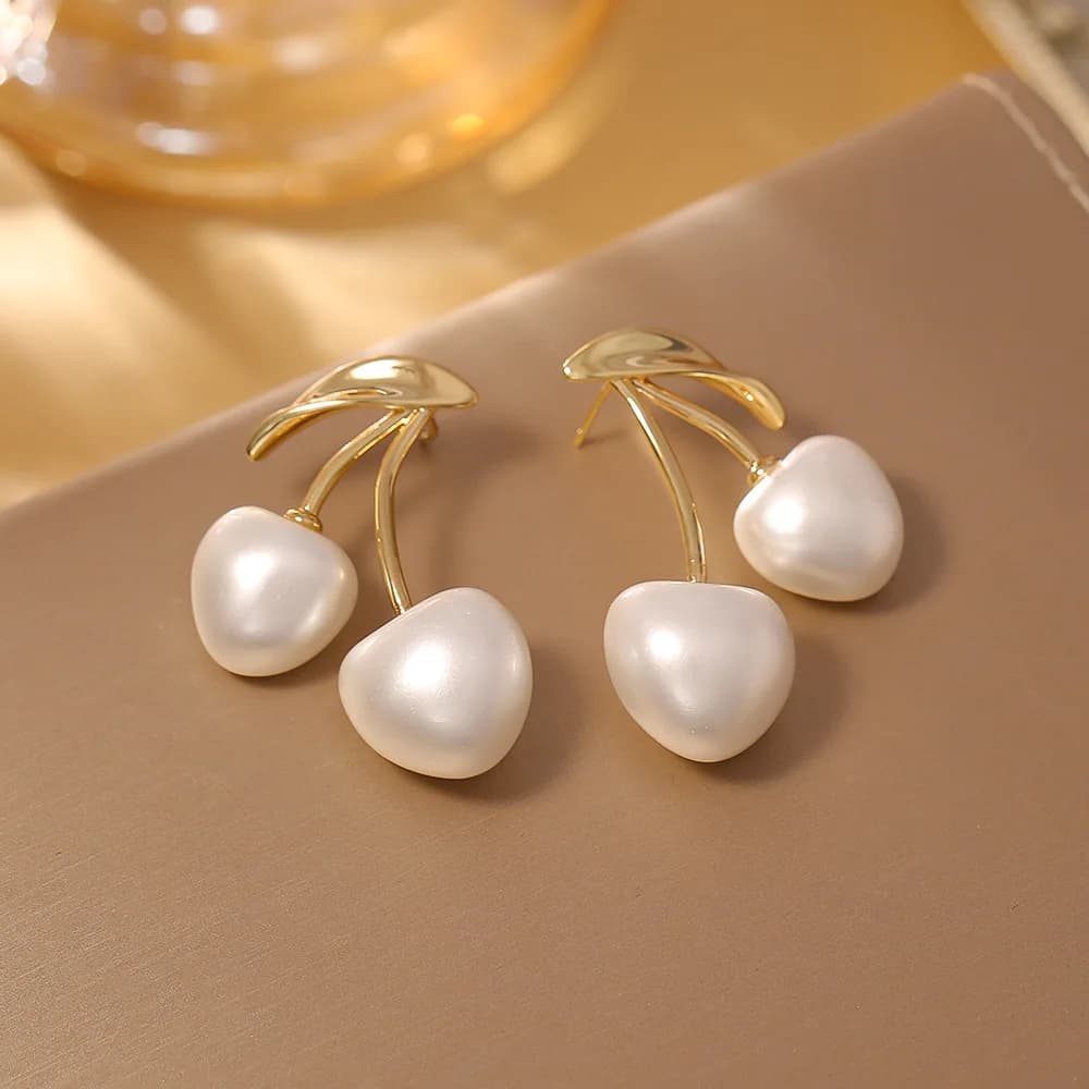 Orecchini alla moda ed eleganti color crema ciliegia, orecchini di lusso leggero e di alta classe, orecchini di perle personalizzati