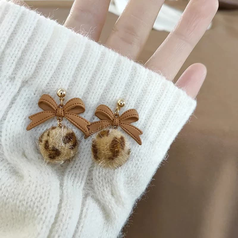 Orecchini a sfera con pom pom leopardati invernali coreani Clip sul temperamento Orecchini a clip con sfera per capelli con fiocco marrone senza clip per orecchie penetranti da donna