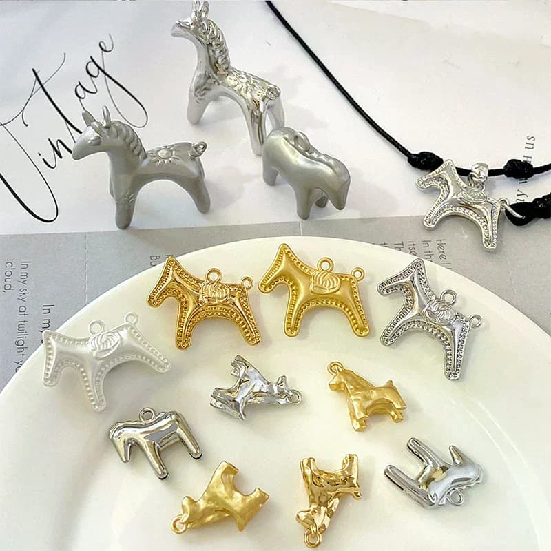 1 pz. Ciondoli a forma di cavallo smaltati, graziosi, per creazione gioielli, collane, orecchini, bracciali, accessori fai da te