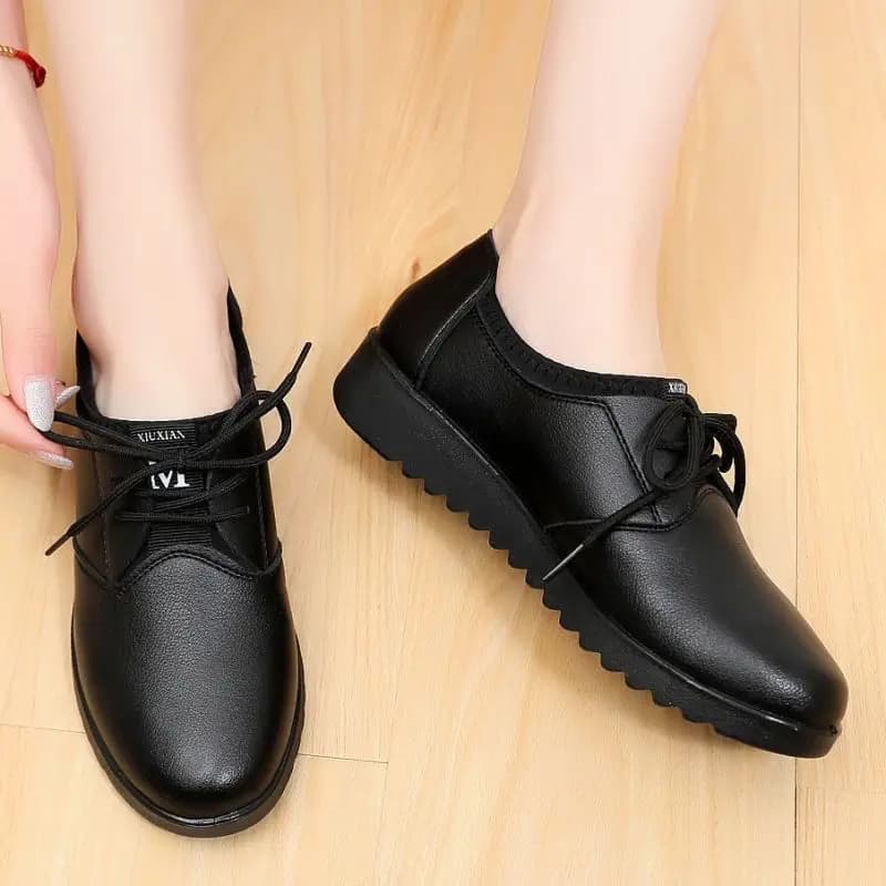 Scarpe Oxford nere solide Scarpe da lavoro con zeppa in pelle da donna Scarpe casual da donna con lacci primaverili Mocassini antiscivolo da cucina da donna