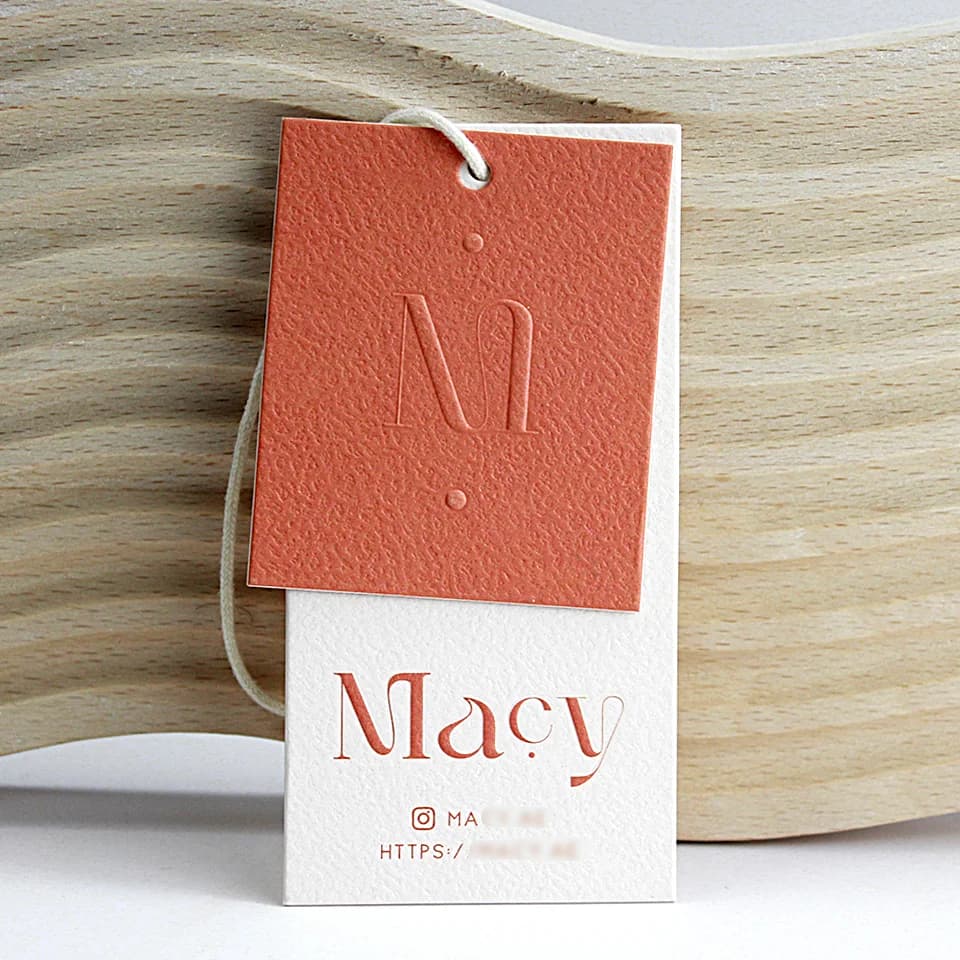 Carta speciale per appendere abiti in cartone stampato in rilievo con logo personalizzato con etichette altalena quadrate con texture Promozione del marchio