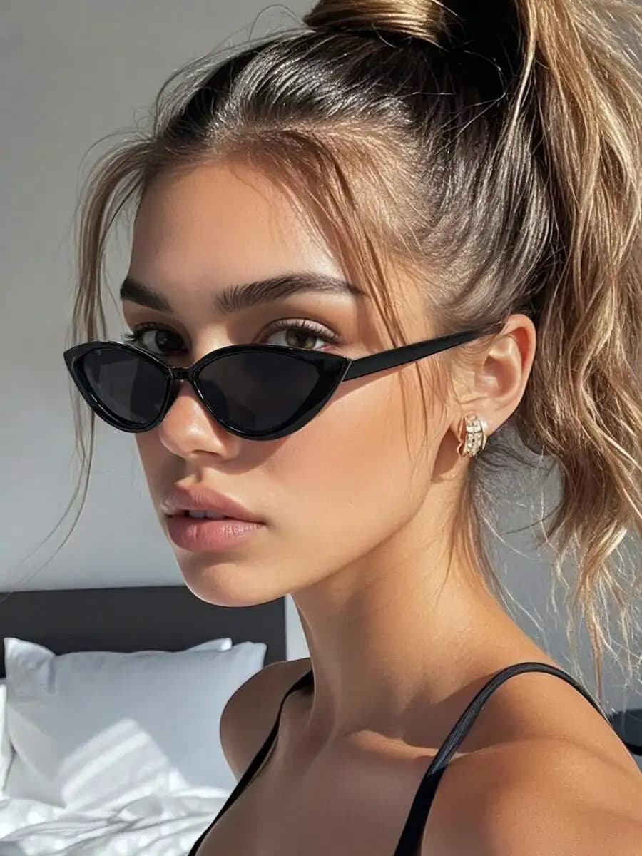 Occhiali da sole alla moda con montatura piccola nera effetto occhi di gatto per donna, casual, per viaggi e feste all'aperto