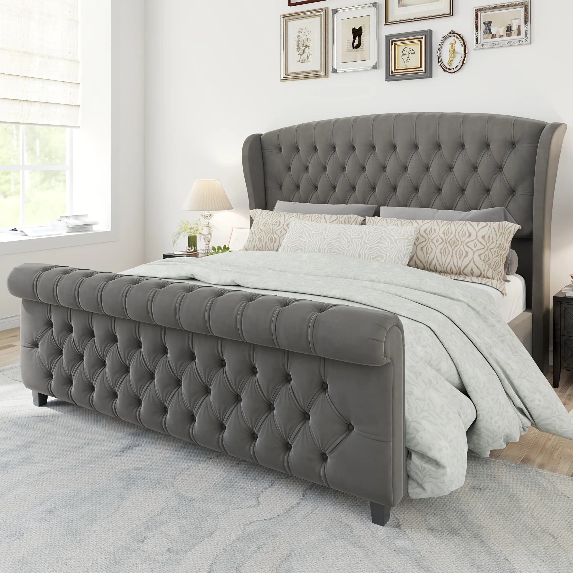 Struttura letto imbottita in ciniglia con testiera e pediera a volant, con trapuntatura a bottoni, design elegante.