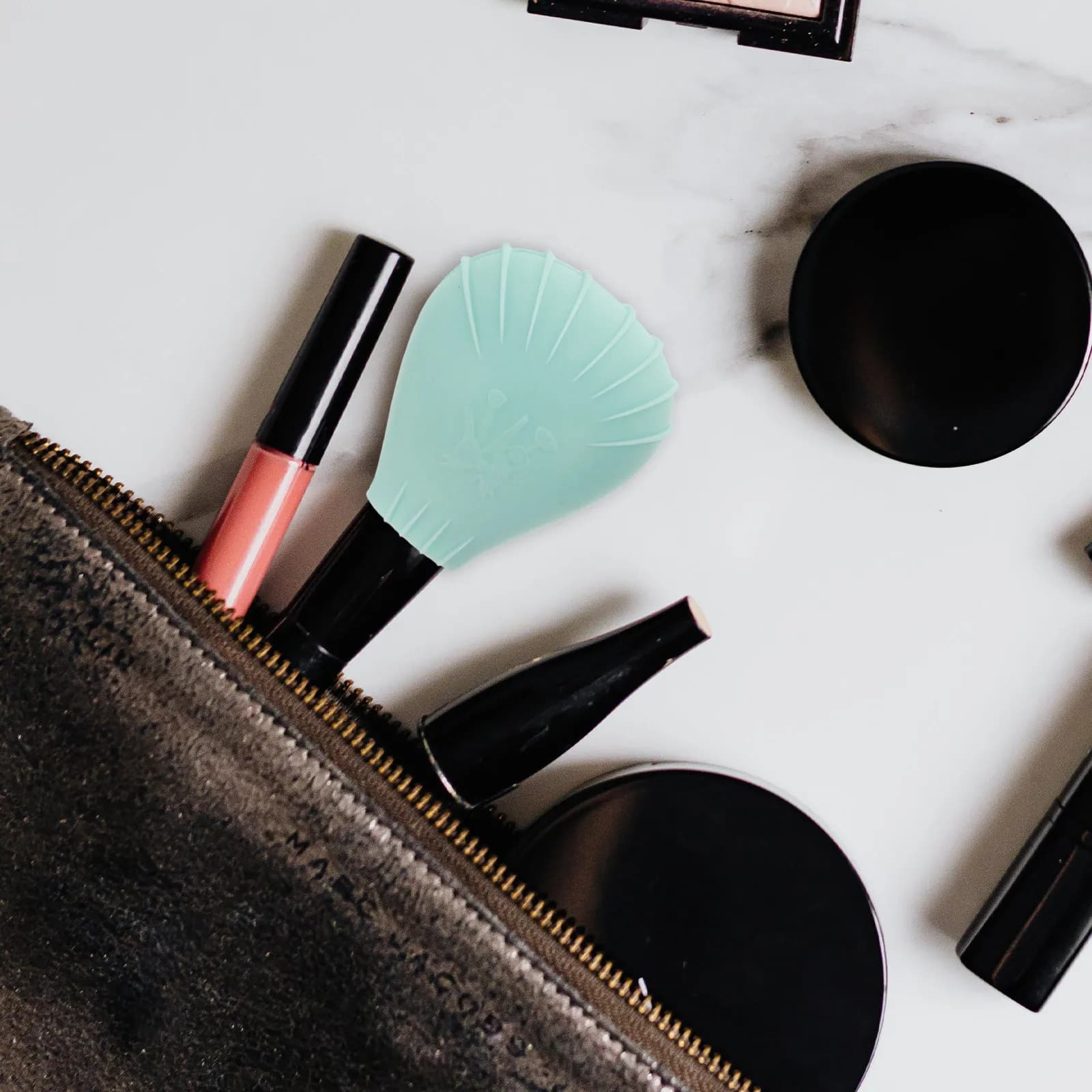 4 protective covers for silicone makeup brushes, bristle protectors, to organize and carry during travel, portable case for foundation