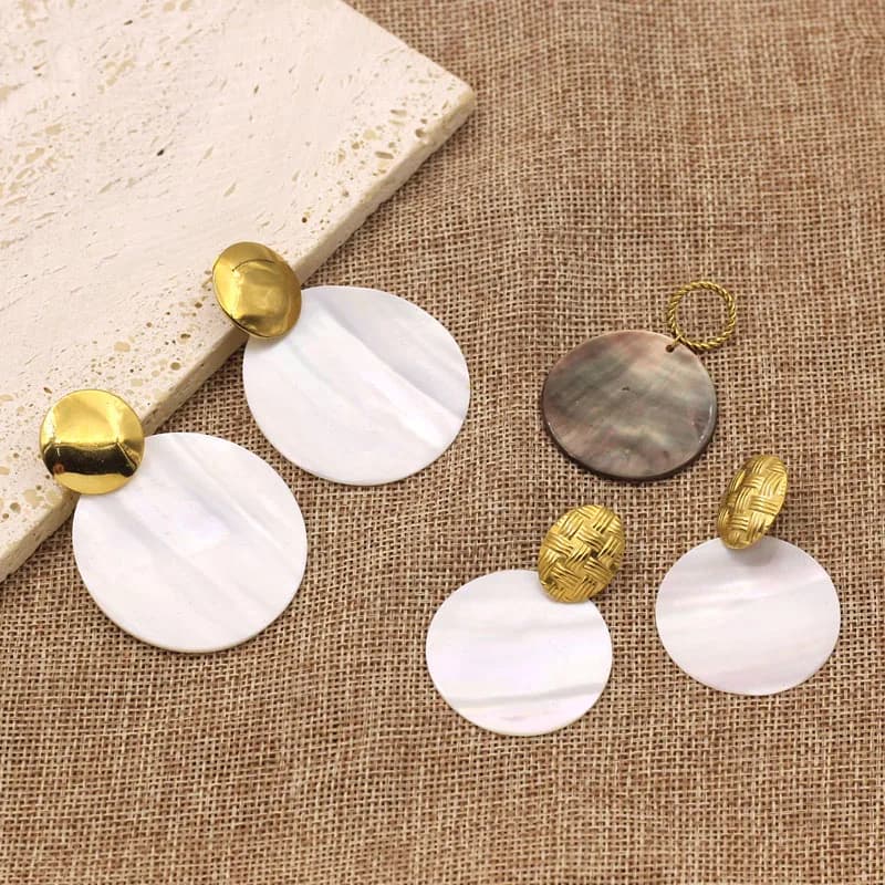 Orecchini esagerati con conchiglia rotonda alla moda europea e americana Anelli per orecchie in acciaio inossidabile di nicchia di lusso leggero di fascia alta