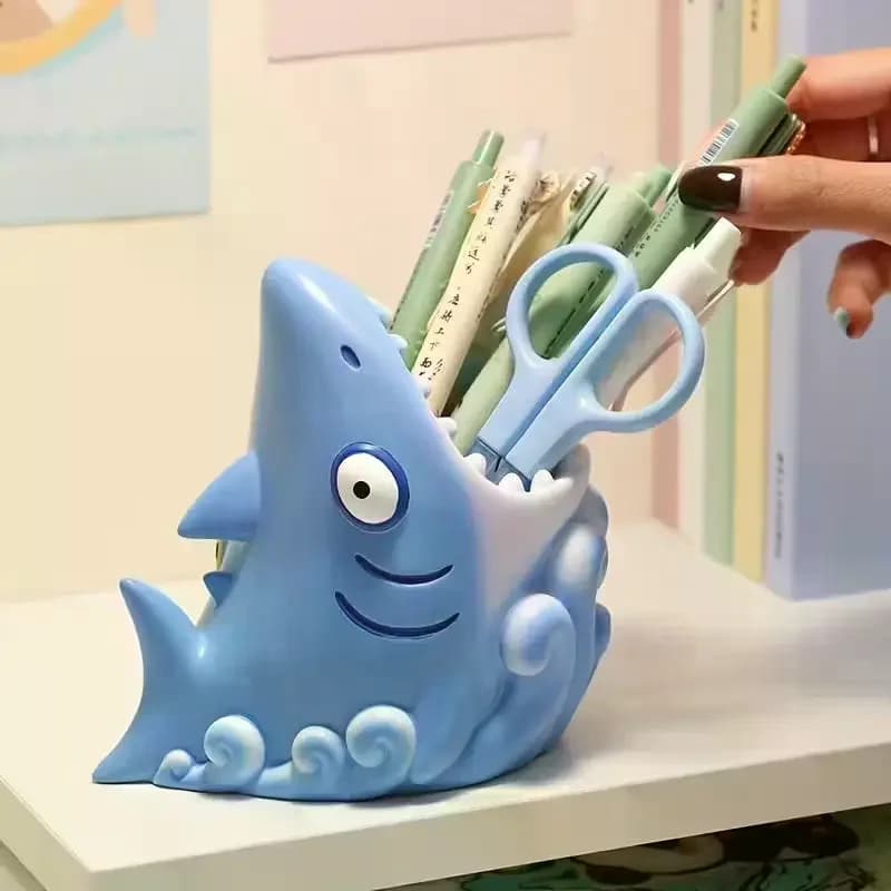 Organizzatore da scrivania con squalo carino da 1 pezzo, portapenne in resina e ripiano per decorazioni per ufficio e scuola, regalo di compleanno per studenti professionisti