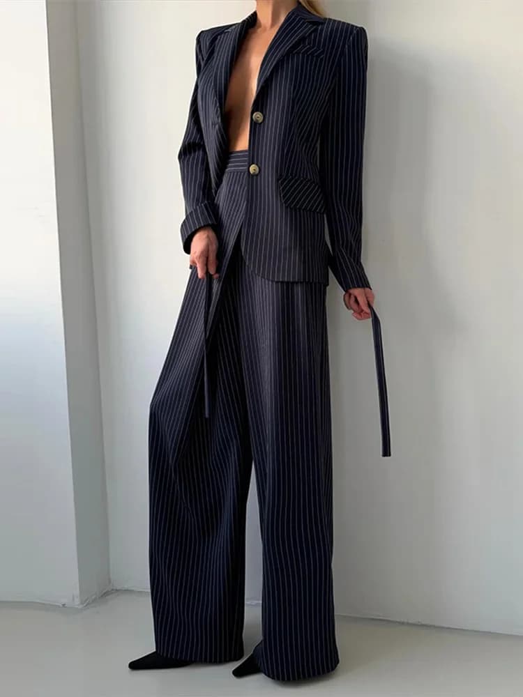 Completo da Donna Primaverile per Ufficio: Blazer a Righe con Cintura, Colletto a Risvolto, Tasche e Maniche Lunghe, Pantaloni a Gamba Larga, Collezione 2026