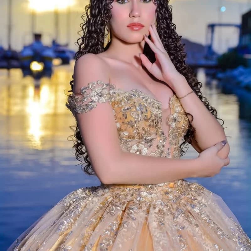 Abiti Quinceanera dorati lucidi personalizzati con spalle scoperte applique con paillettes di cristallo Coda lunga Tull Vestido 15 Quinceanera