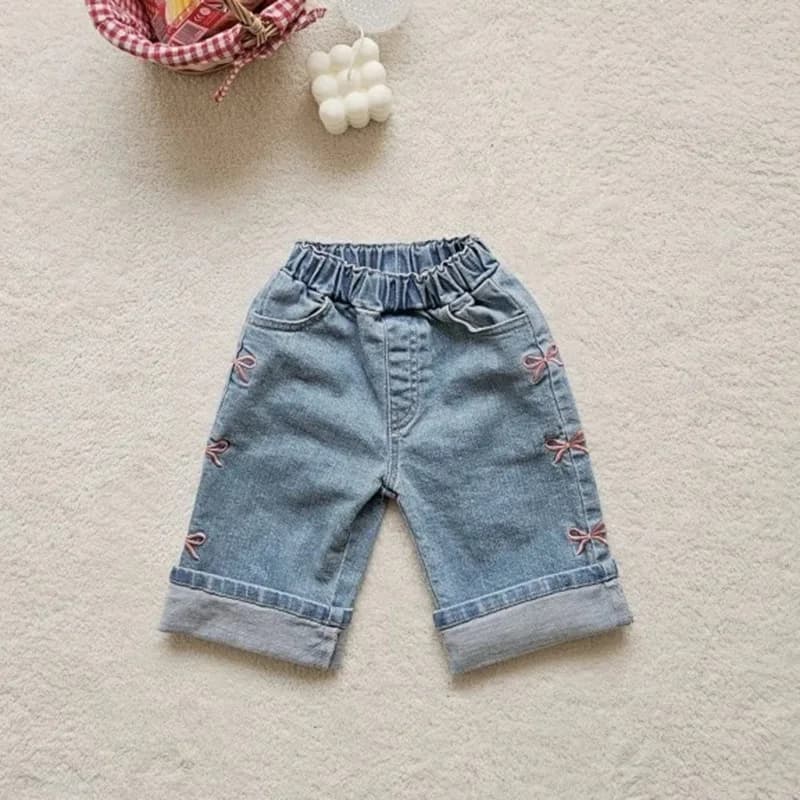 Pantaloni per ragazze 2026 Primavera e autunno Nuovi vestiti per bambini Ragazze in stile coreano Baby Sweet Lovely Bow Jeans ricamati Semplice