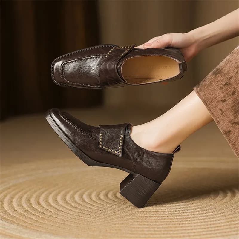 Nuova primavera scarpe in vera pelle per le donne moda rivetto decorazione punta quadrata pompe da donna scarpe tacchi grossi mocassini tacchi alti
