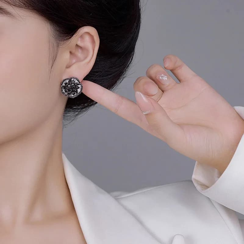Orecchini a Fiore Neri con Zirconio Leggermente Incastonato, Stile Lussuoso e Raffinato, Perno in Argento S925