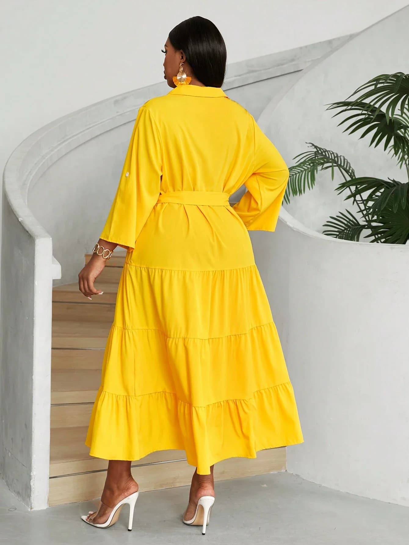 Abito lungo elegante da donna taglie forti con scollo a V, bottoni frontali, maniche lunghe, cintura e orlo a balze a strati