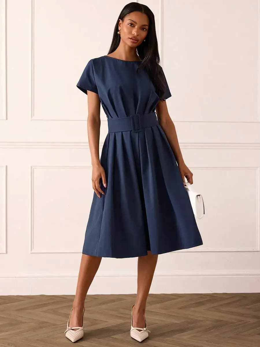 Elegante abito midi blu con cintura in vita per donna