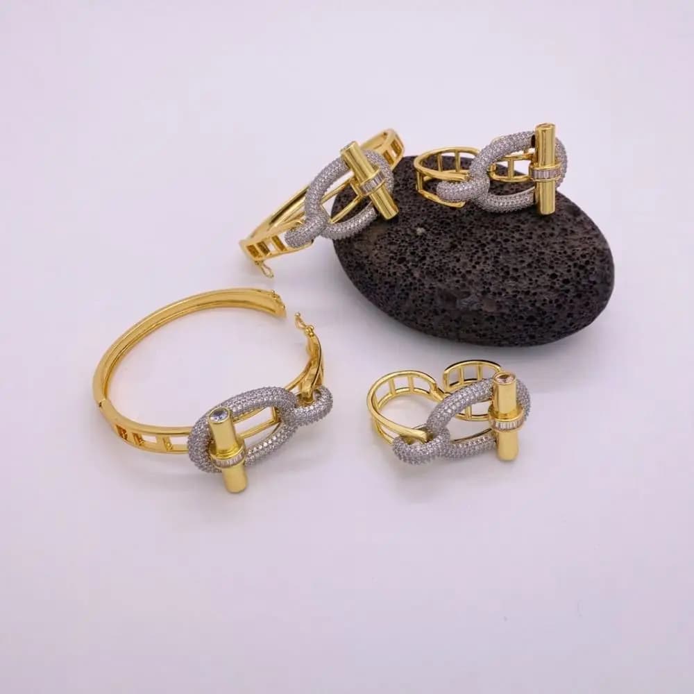 Bracciali con fibbia OT dal design audace e alla moda, Anello unico di lusso leggero con zirconia cubica, Gioielli da donna in rame inossidabile per feste