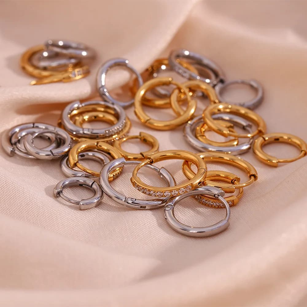 Orecchini a Cerchio in Acciaio Inossidabile con Zirconi, Placcati in Oro 18K, Impermeabili, Rotondi con Chiusura a Scatto, Gioielli alla Moda per Donne