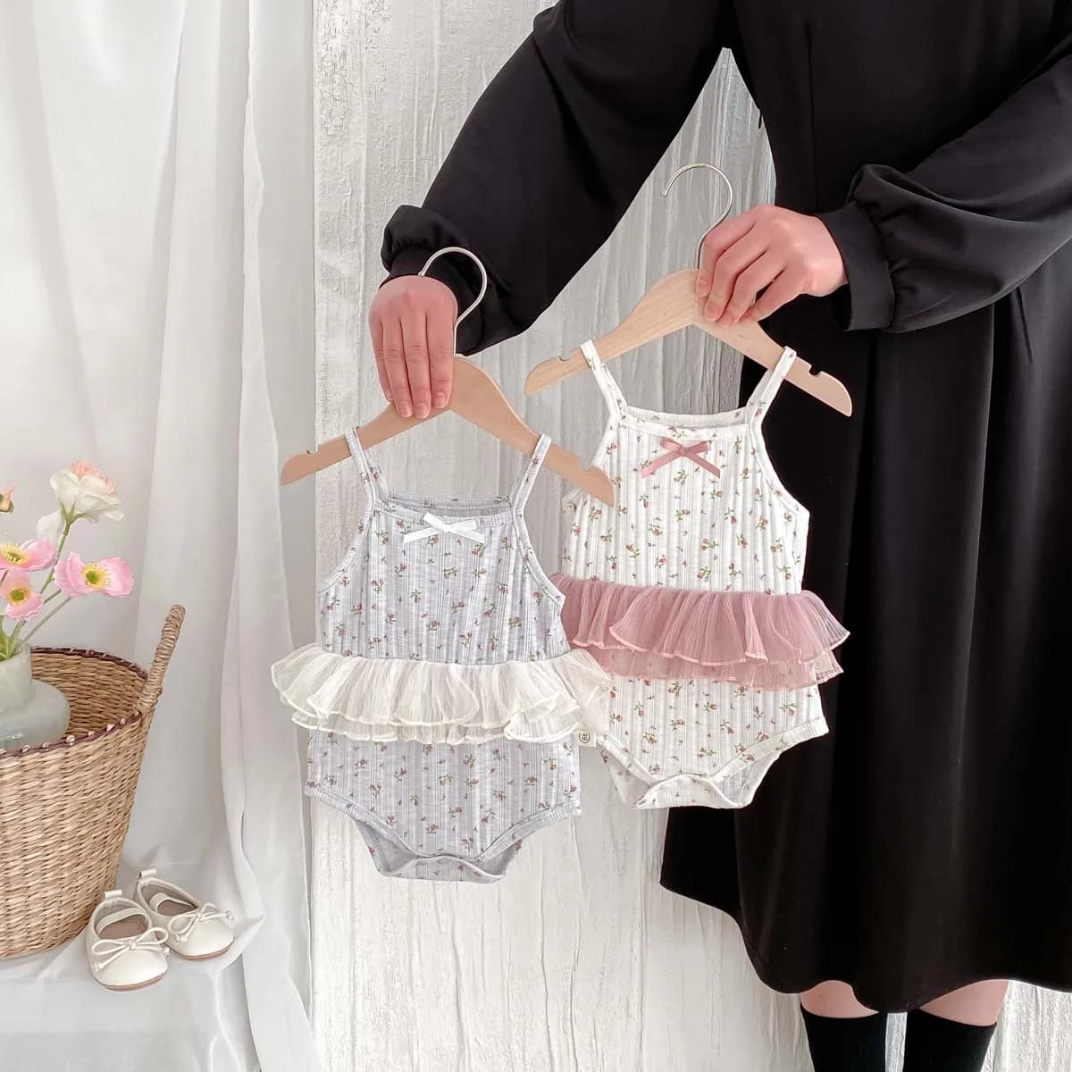 INS Summer Baby Girl Tuta a triangolo con fiocco in pizzo floreale con cuciture in pizzo per bambini e neonate Abbigliamento estivo da esterno