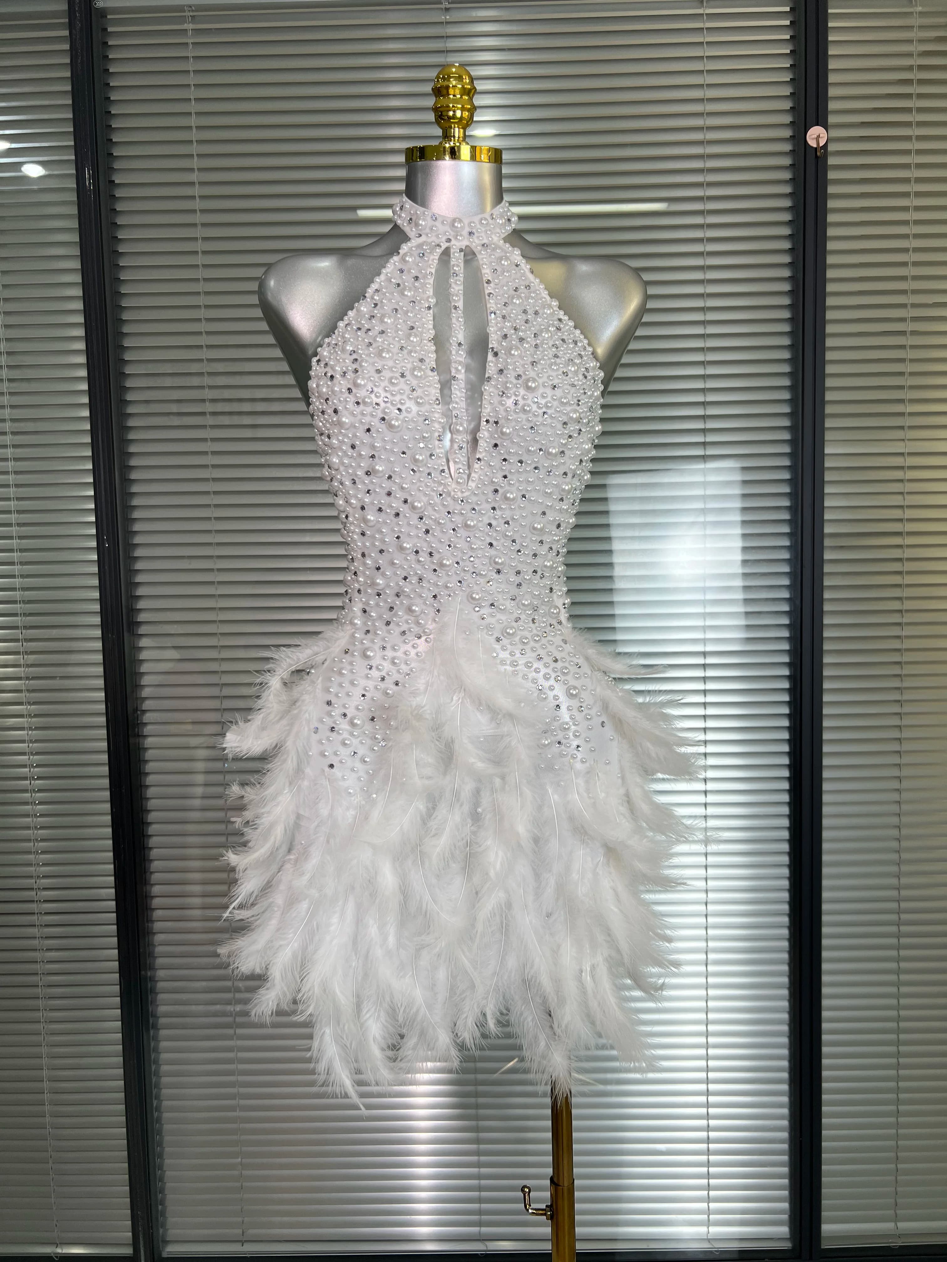 Abito da donna sexy bianco senza schienale in maglia di cristallo con diamanti e piume, costume da performance, ballerino di scena, mini abito da festa per night club elastico