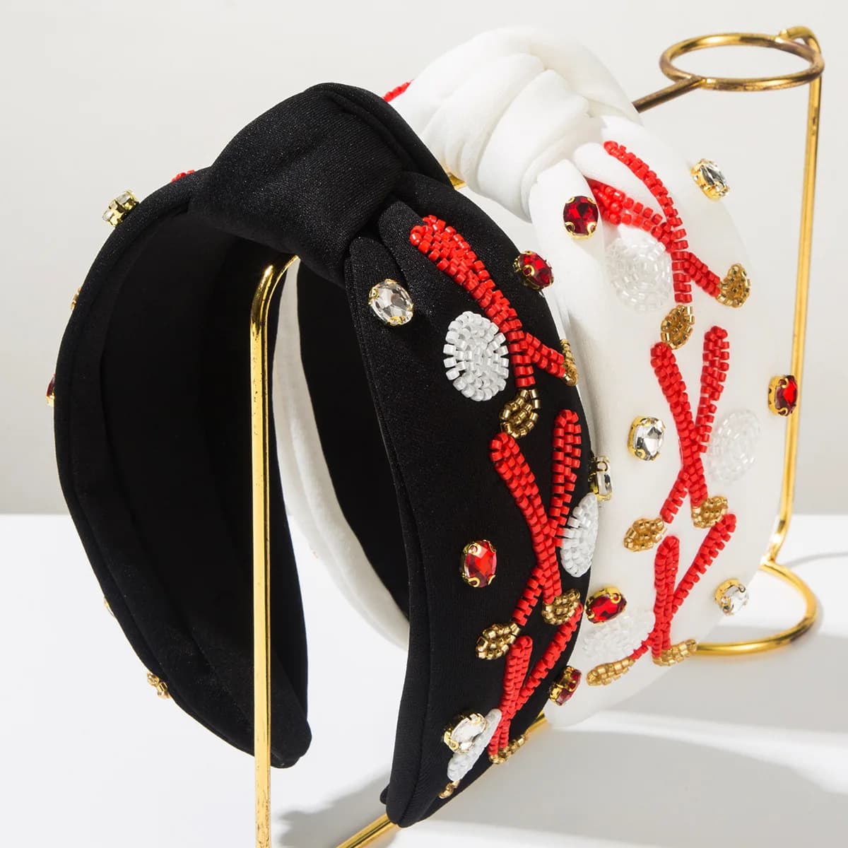 Accessori per capelli di tendenza con perline di riso cucite a mano, palline con lettere, fasce per capelli, palline da golf alla moda e diamanti incastonati, molto venduti per l'industria pesante.
