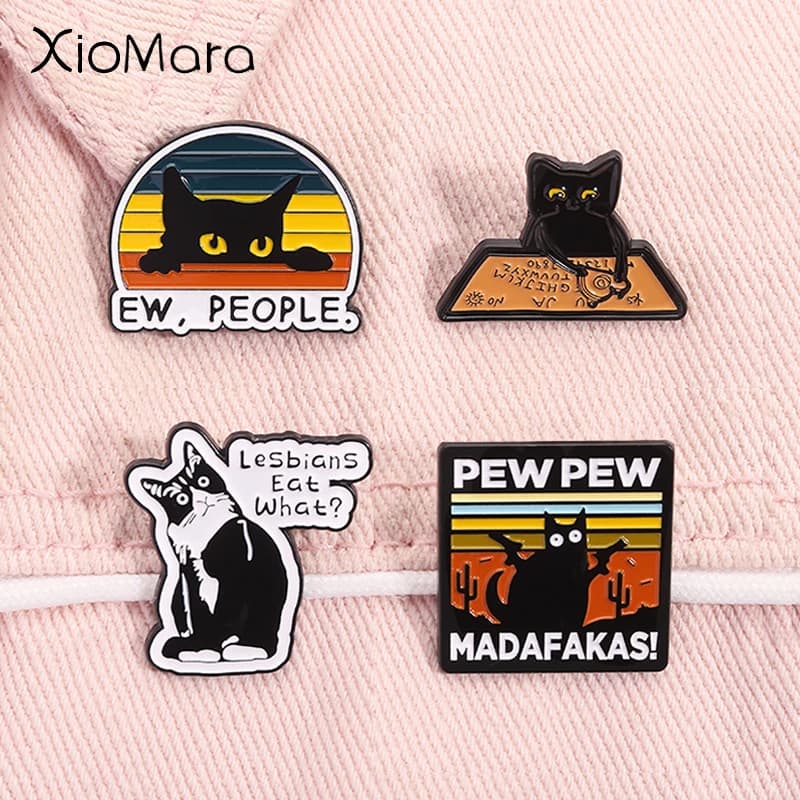 Pew Pew Madafakas Gatto Con Pistole Smalto Spille Lesbiche Mangia Cosa LGBTQ Ouija Bordo Animale Spilla Risvolto Distintivo Gioielli Regalo Per Gli Amici