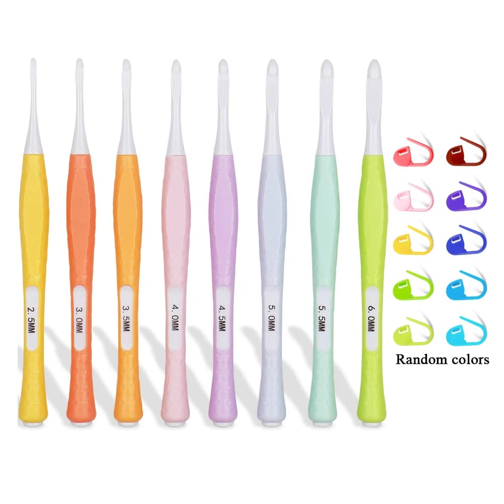 Set di 8 ganci ergonomici per uncinetto antiscivolo con 20 pennarelli per punti Ganci per uncinetto con impugnatura morbida da 2,5 mm-6 mm per uncinetto
